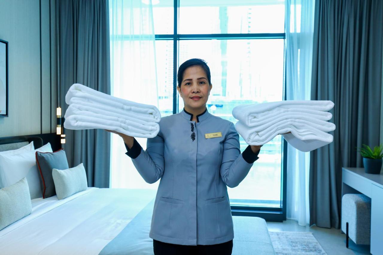 Charthouse Bahrain 호텔 마나마 외부 사진 A chambermaid in a hotel