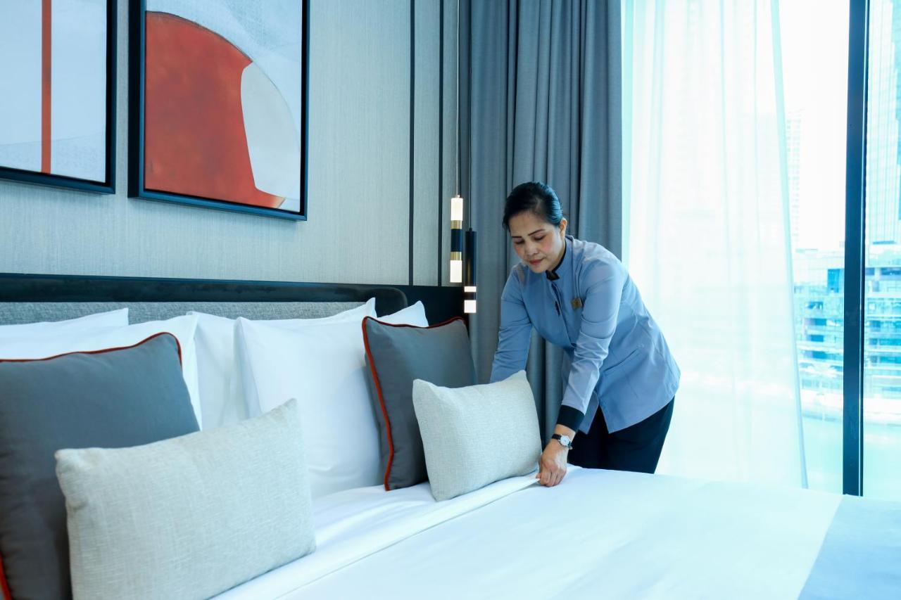 Charthouse Bahrain 호텔 마나마 외부 사진 A chambermaid making a bed