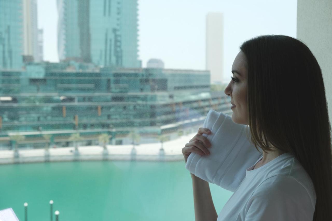 Charthouse Bahrain 호텔 마나마 외부 사진 A woman in Dubai