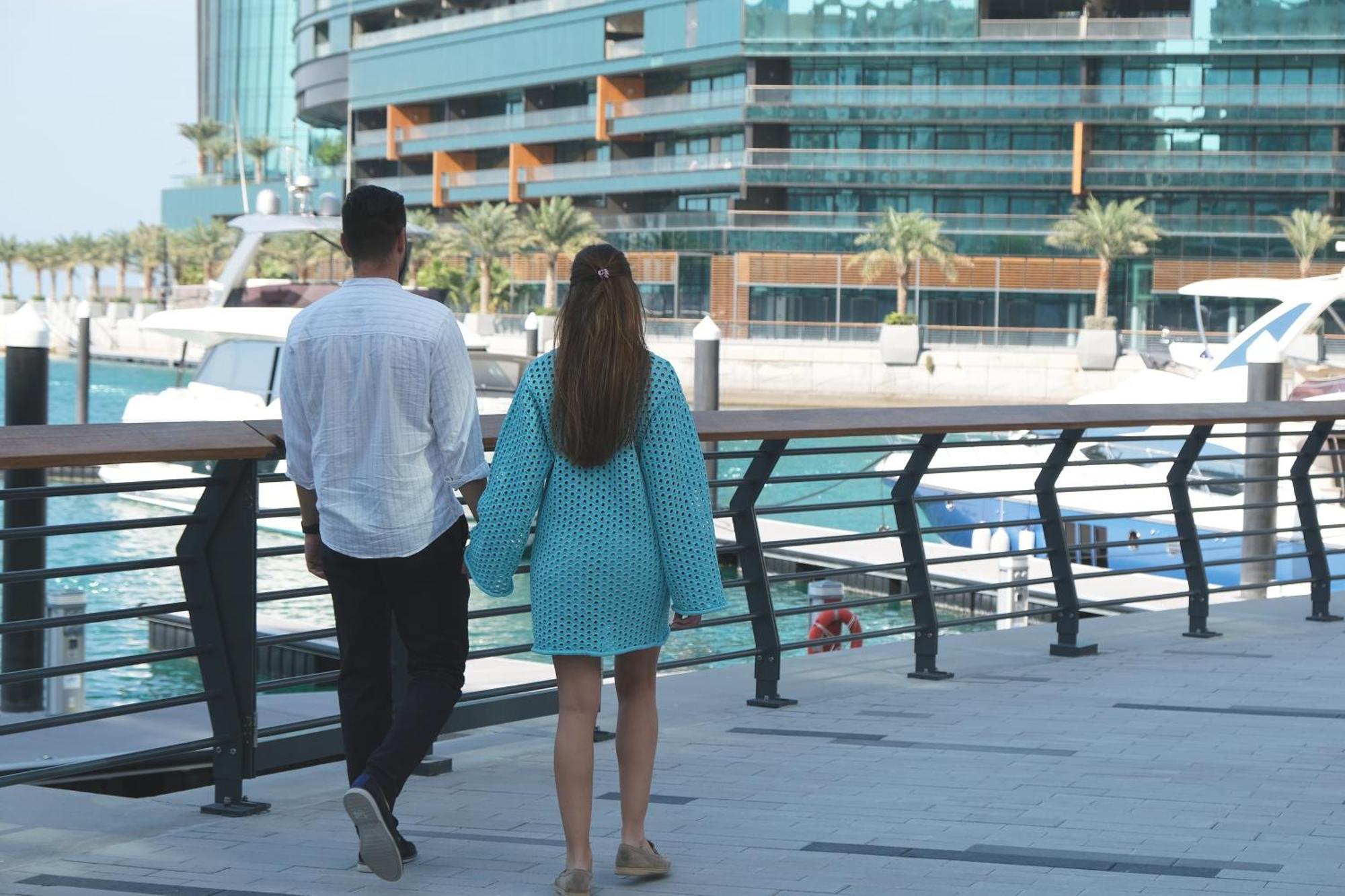 Charthouse Bahrain 호텔 마나마 외부 사진 A couple walking in Dubai Marina