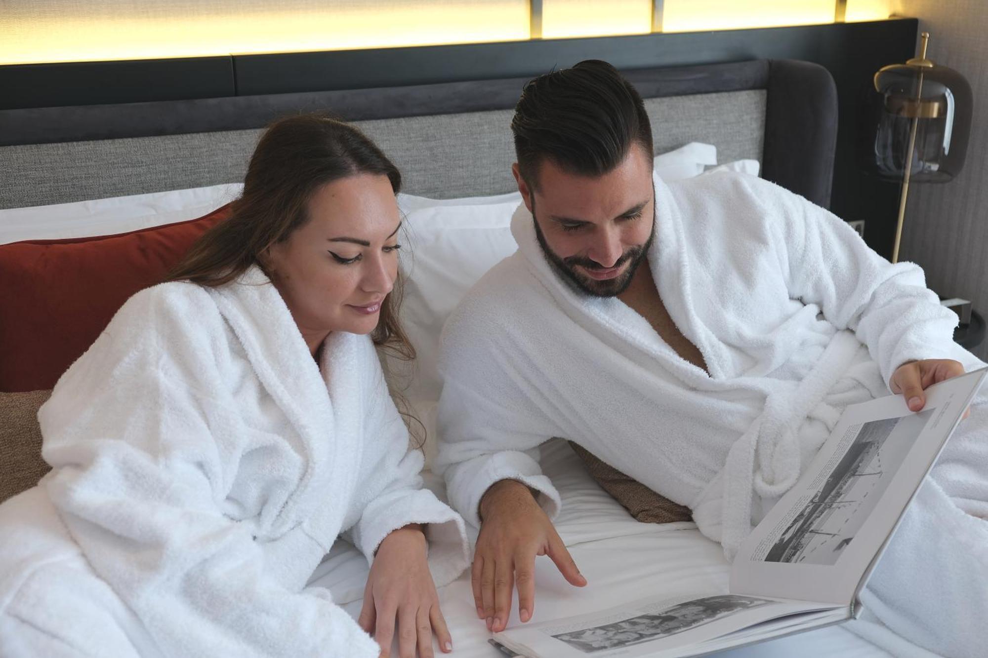 Charthouse Bahrain 호텔 마나마 외부 사진 Guests in a hotel room