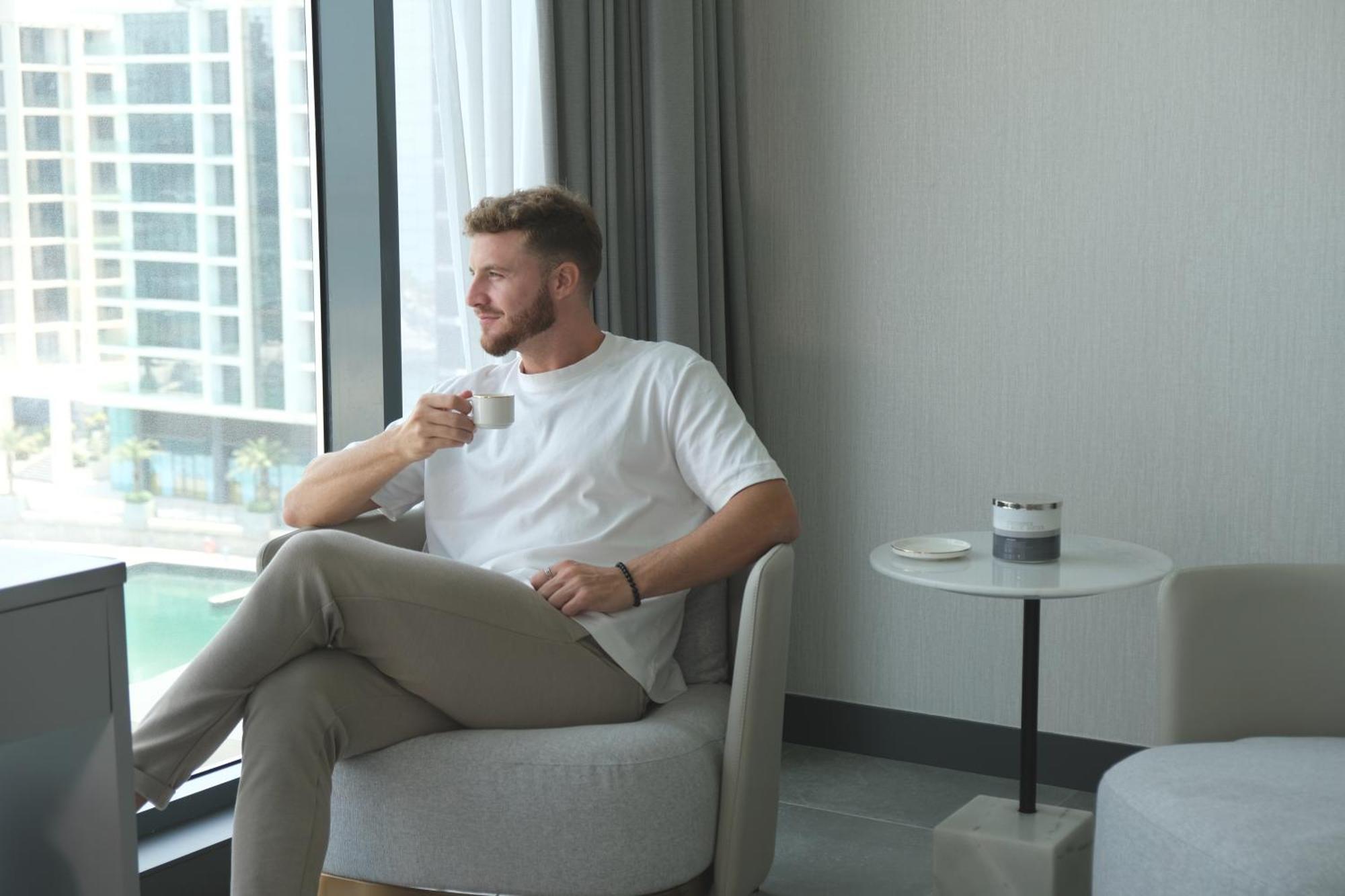 Charthouse Bahrain 호텔 마나마 외부 사진 A man drinking coffee