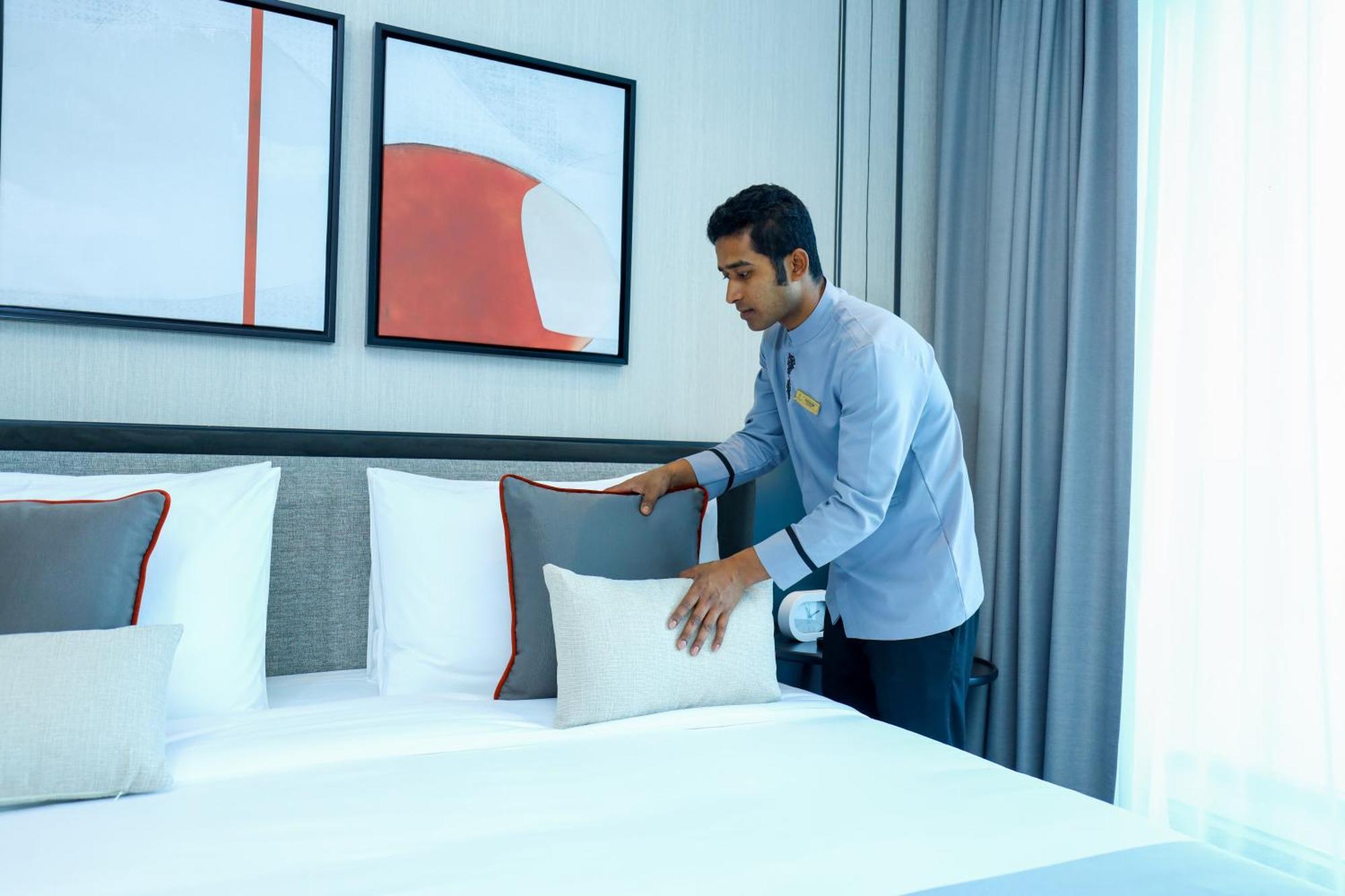Charthouse Bahrain 호텔 마나마 외부 사진 A hotel housekeeper making a bed
